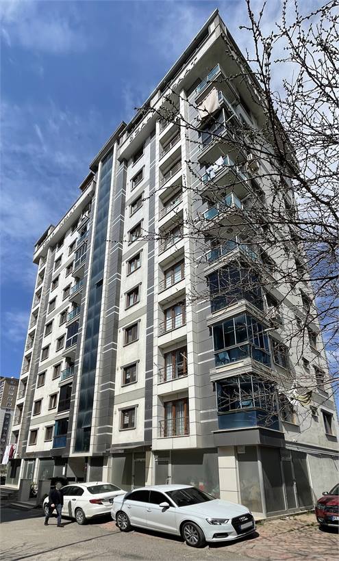 Tamamlanmış Özalp İnşaat konut bloğu cephesi