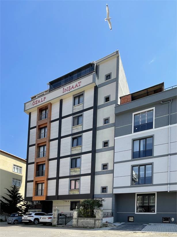 Sokak üzerinde tamamlanmış Özalp İnşaat apartmanı
