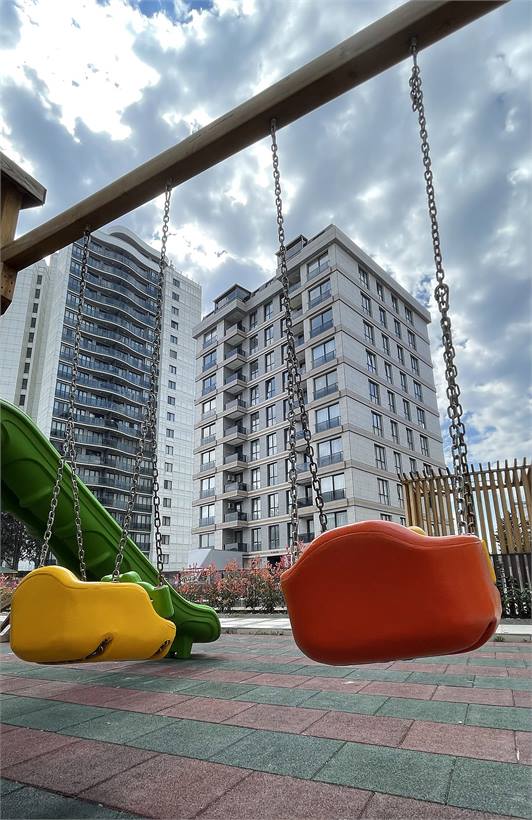 Site içindeki çocuk oyun alanı, salıncak ve kaydırak