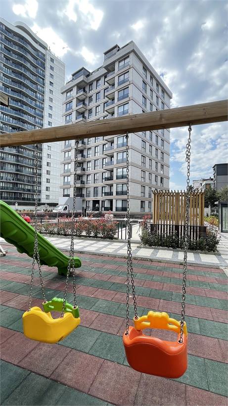 Site içindeki çocuk parkında kaydırak ve salıncaklar