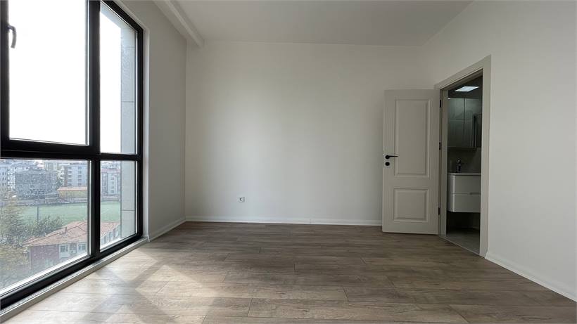Laminat parkeli, geniş pencereli salon