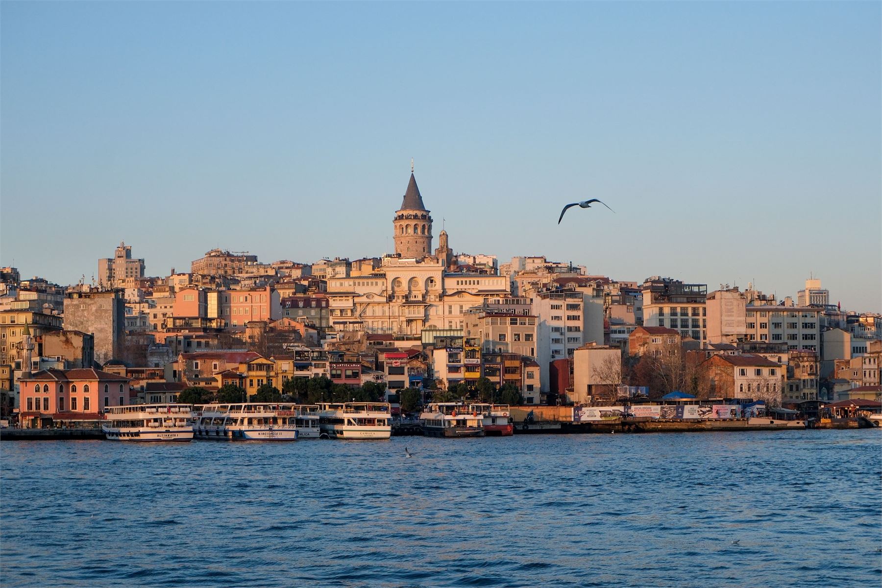 Gün batımında İstanbul — Galata Kulesi ve Haliç kıyısındaki şehir silueti
