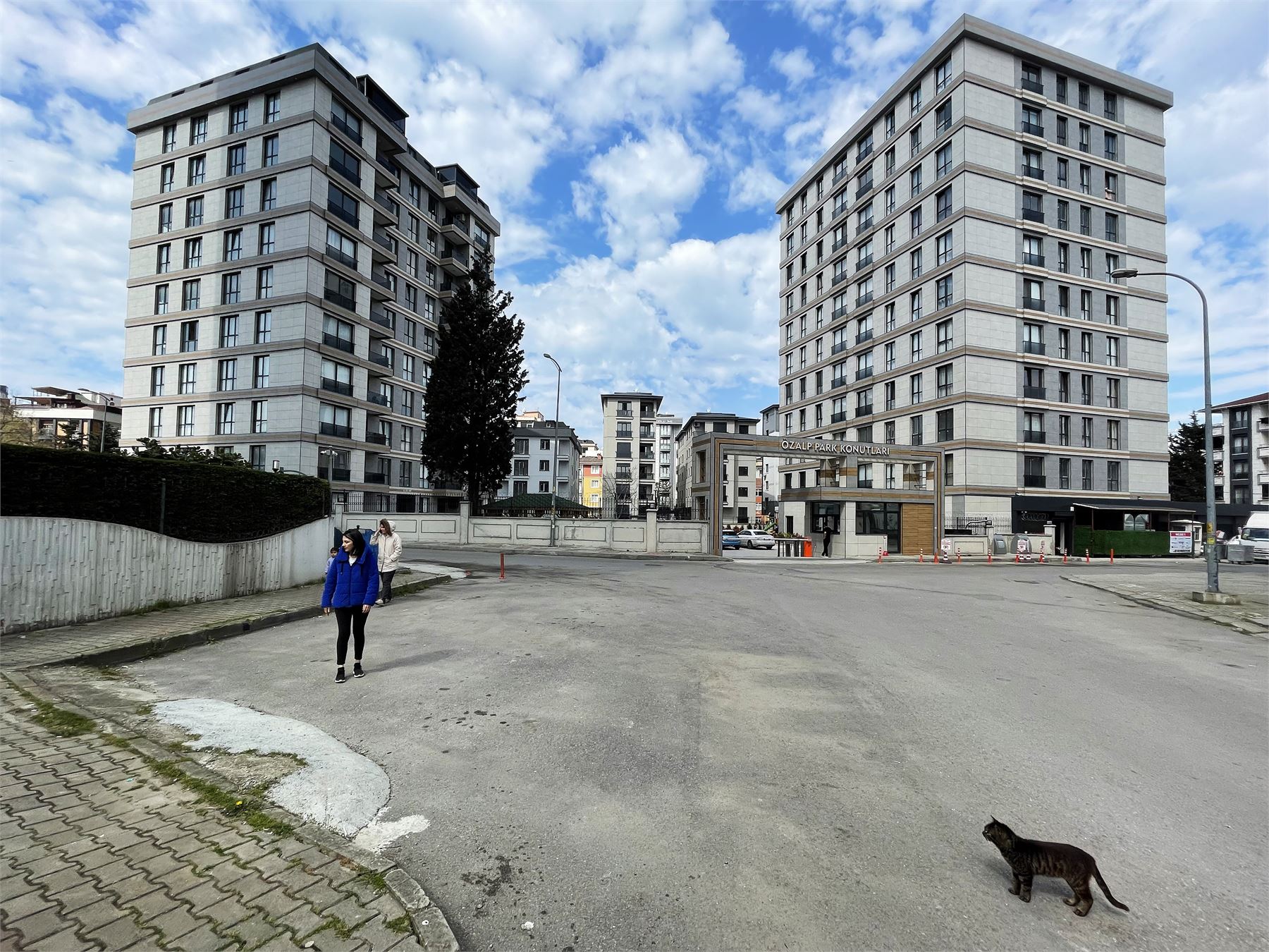 Özalp Park Konutları blokları ve site giriş kapısı